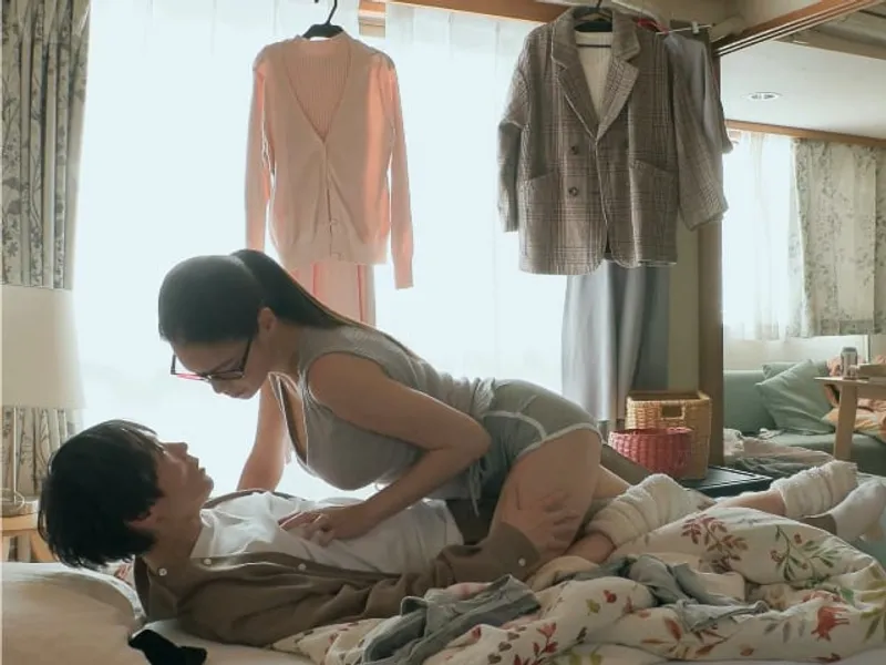 được chị nhà kề bên "an ủi" khi eny đi ngoại tình